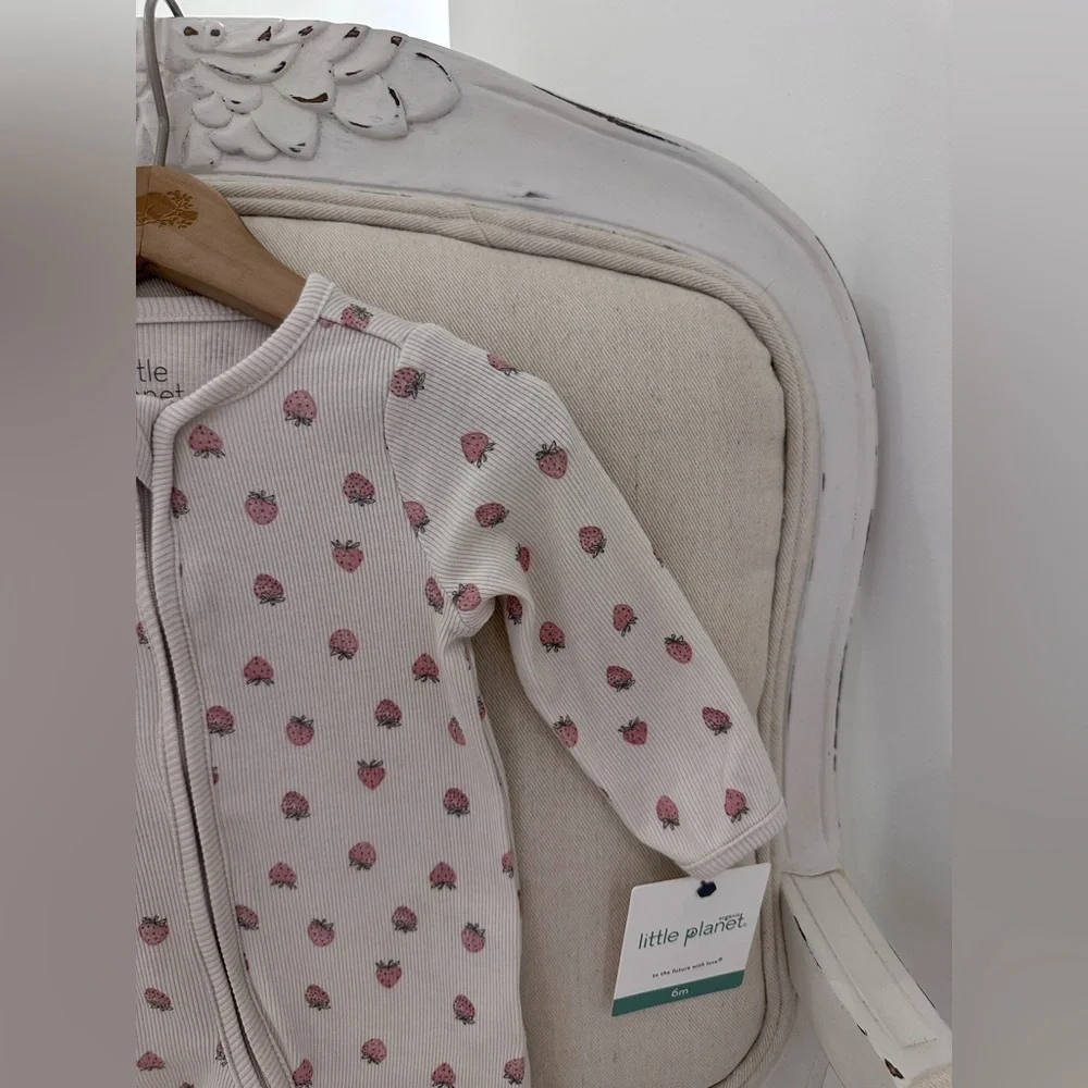 🤍 6 Mth Organic Ribbed Strawberry Print Baby Footie Onesie in Oat NWT - Picture 5 of 10